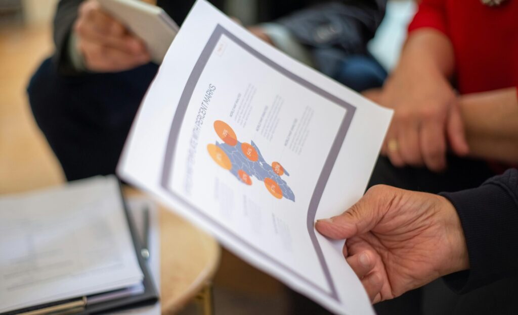 Persona analizando el mercado