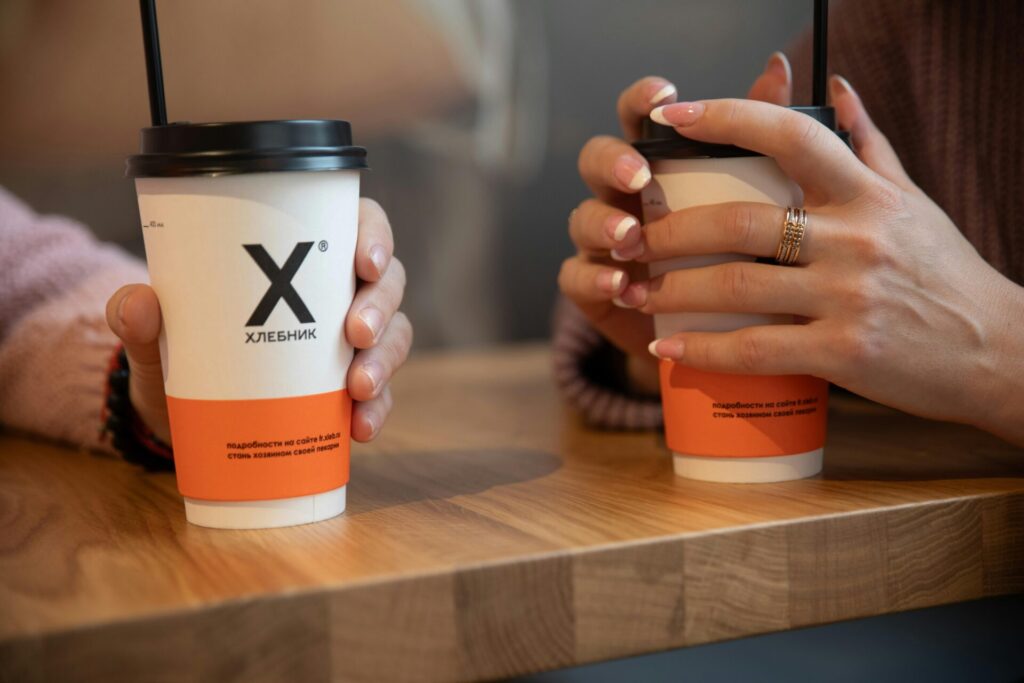 Packaging de vasos de cafe haciendo referencia al branding